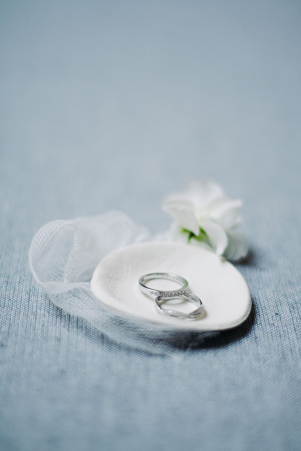 bague dans coupelle