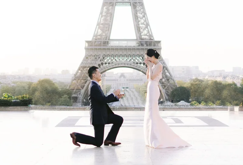Man proposing on one knee at Trocadéro with the Eiffel Tower behind the couple