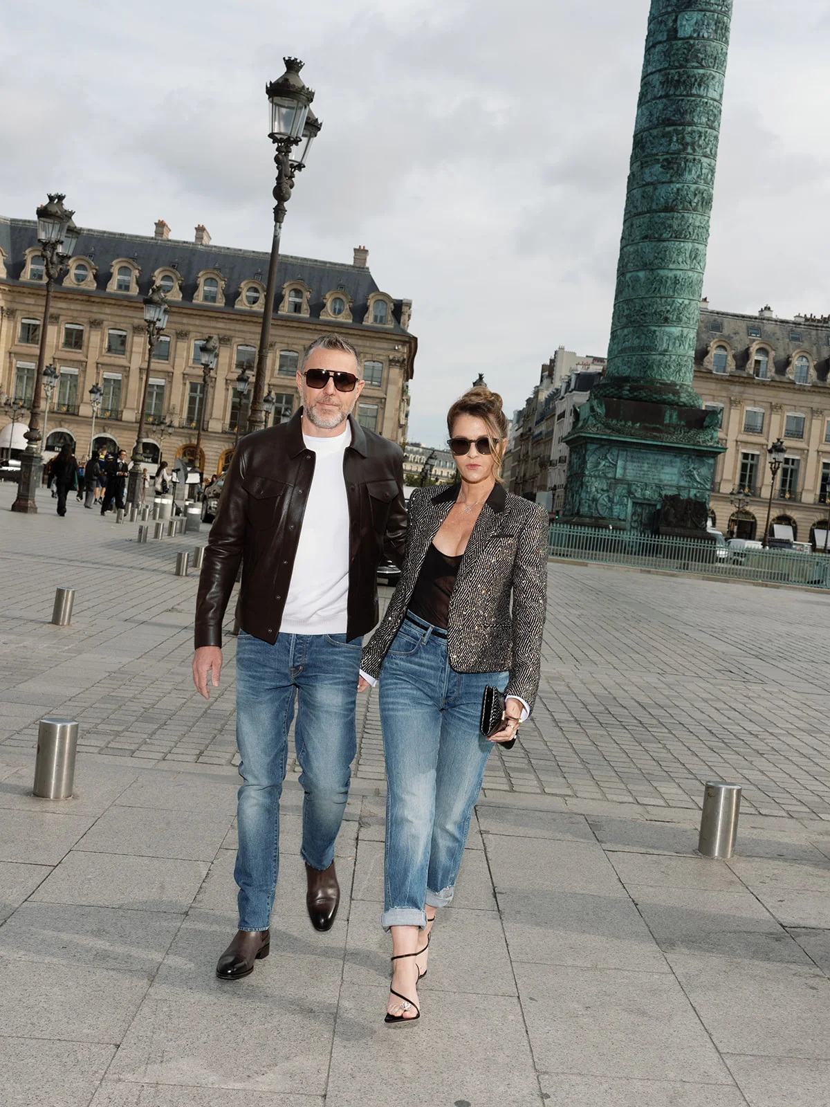 Deux personnes en denim et vestes Tom Ford près de la colonne Vendôme