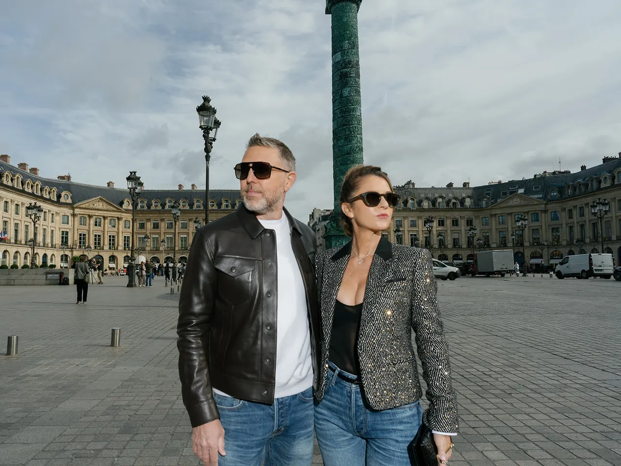 Portrait de deux personnes devant l’architecture de la place Vendôme