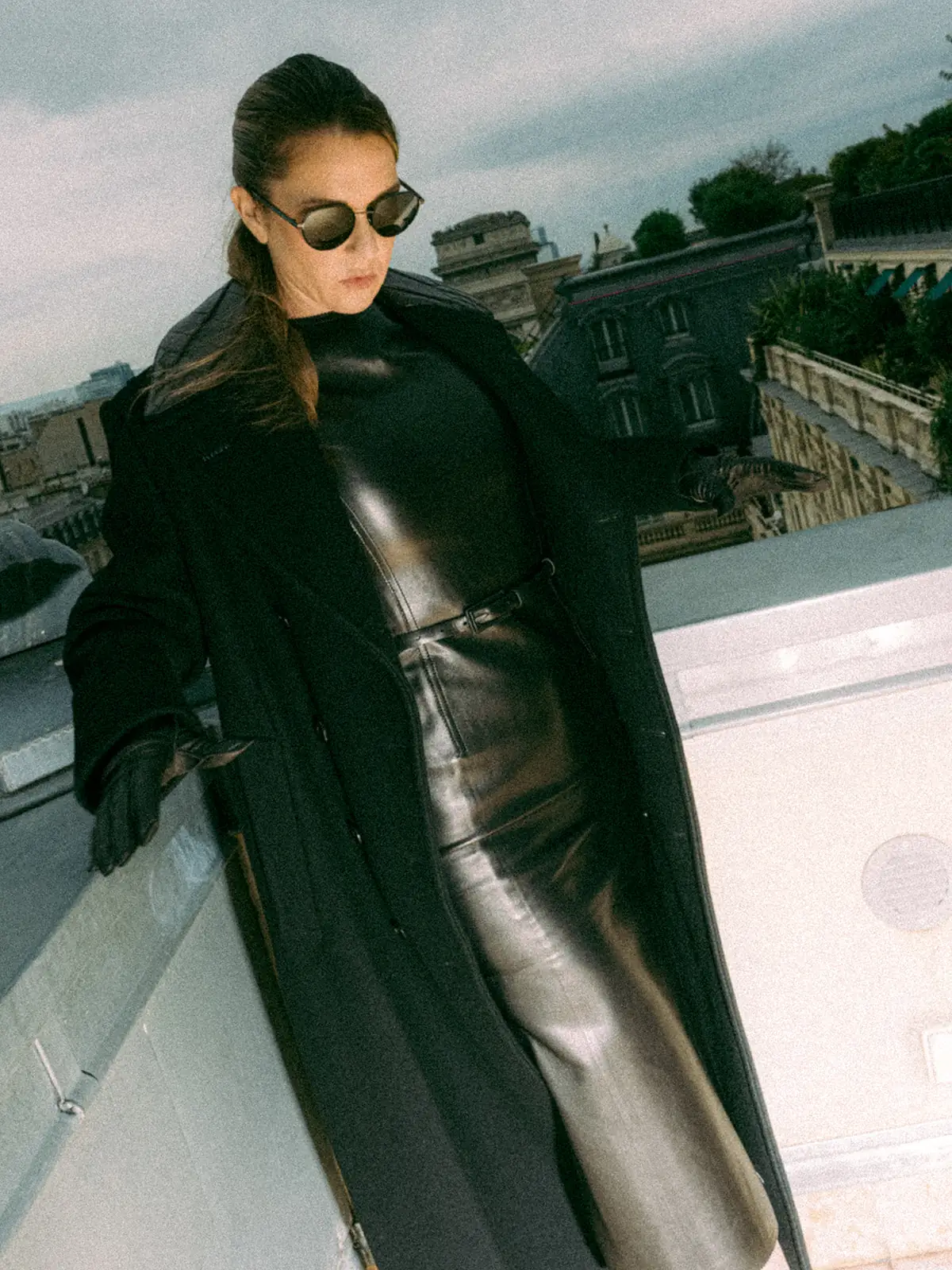 Portrait de mode d’une femme sur les toits de Paris