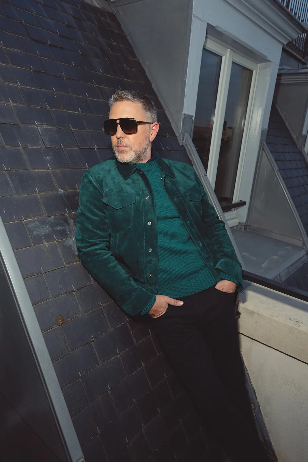 Portrait masculin en veste de daim vert Tom Ford