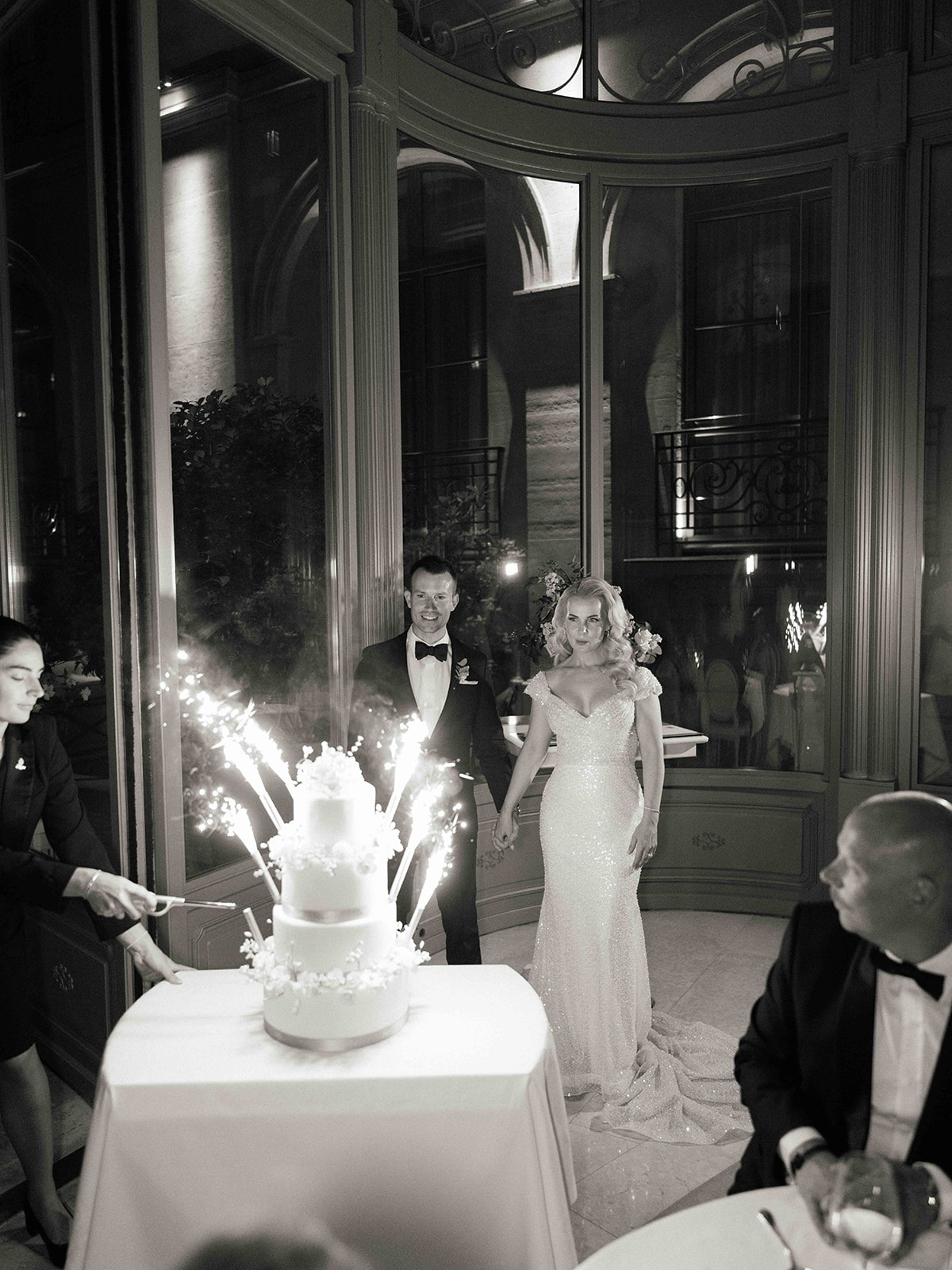 Arrivée de la pièce montée avec fontaines lumineuses au Ritz Paris en noir et blanc