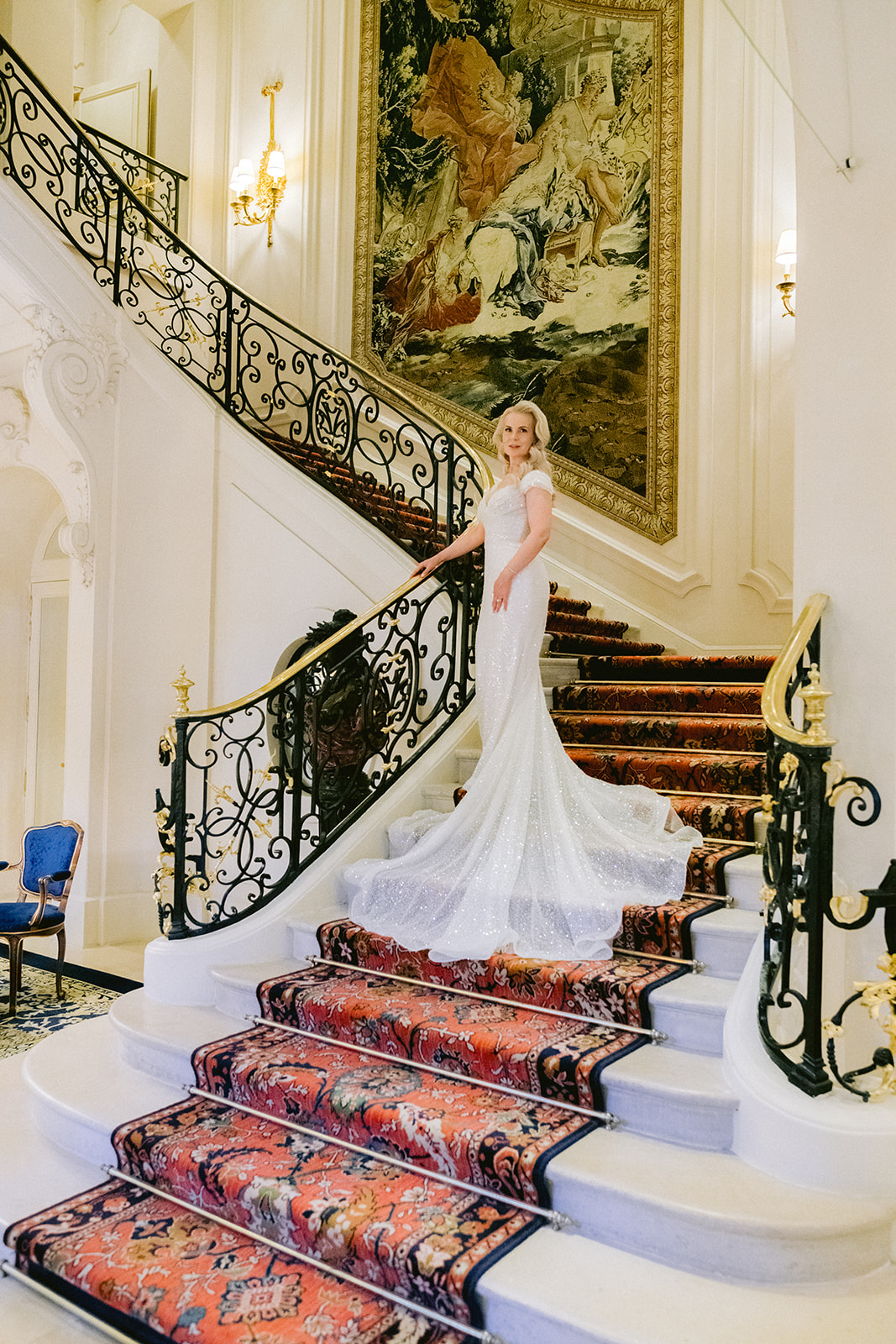 Mariée marchant avec ses demoiselles d'honneur dans le hall d'un palace à Paris