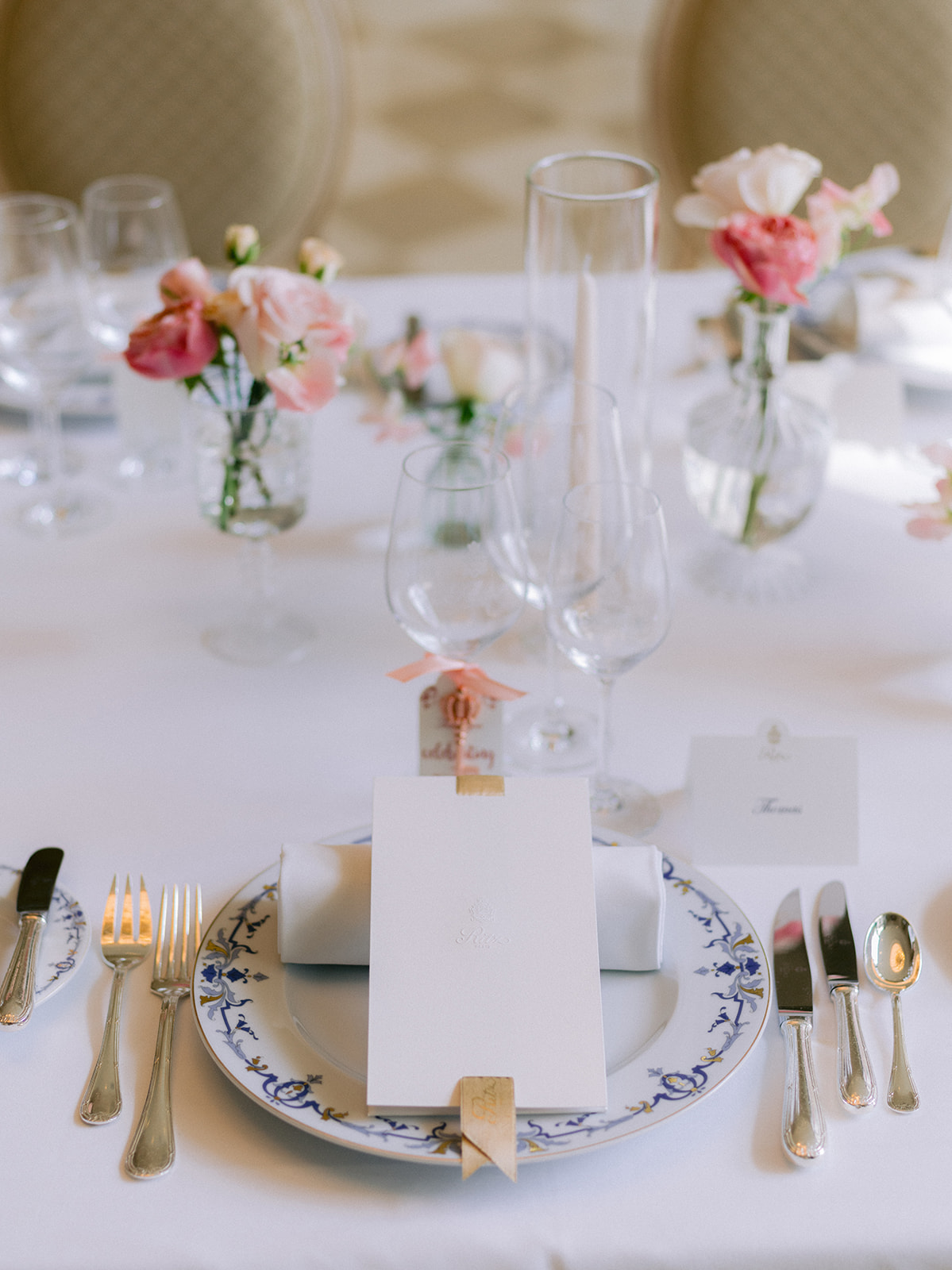 Table de mariage dressée avec porcelaine, argenterie et fleurs roses au Ritz Paris