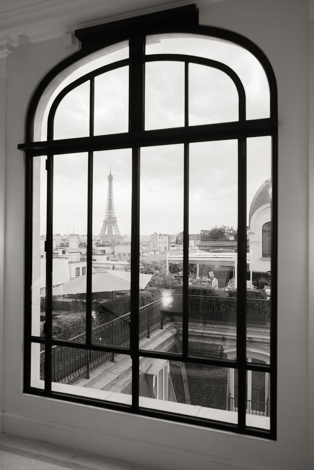 Vue sur la tour Eiffel depuis une suite du Peninsula Paris