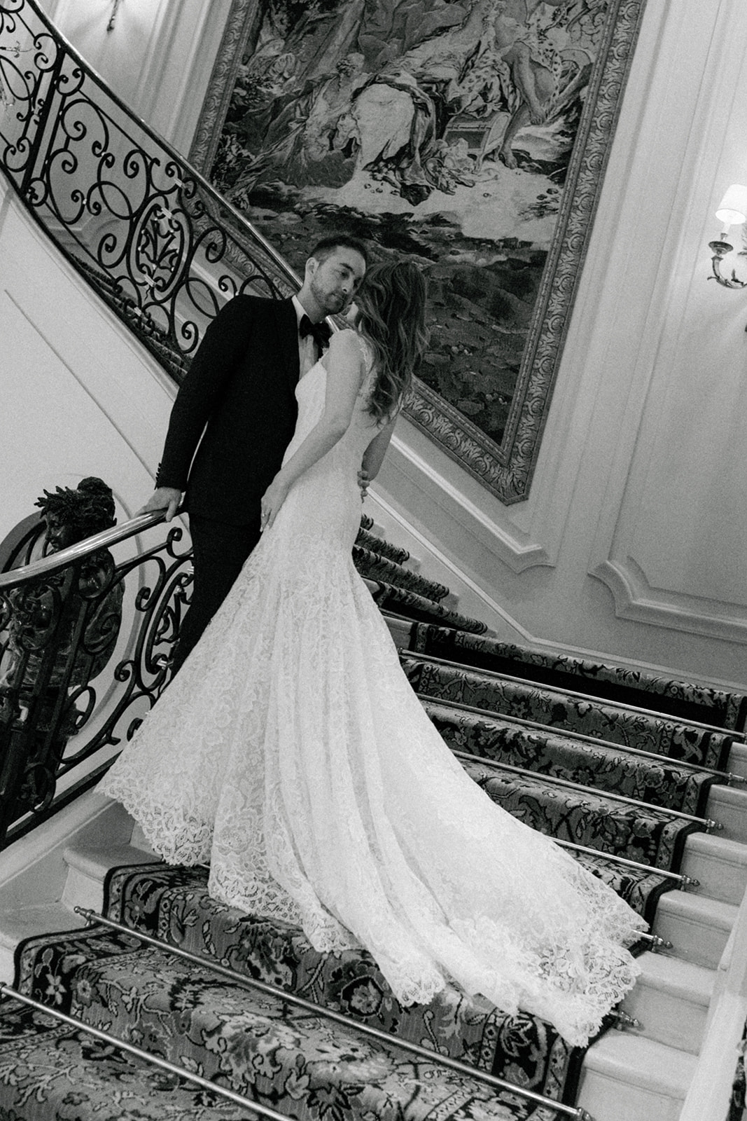 un mariage chinois au panthéon à paris ils descendent eds marche mariés