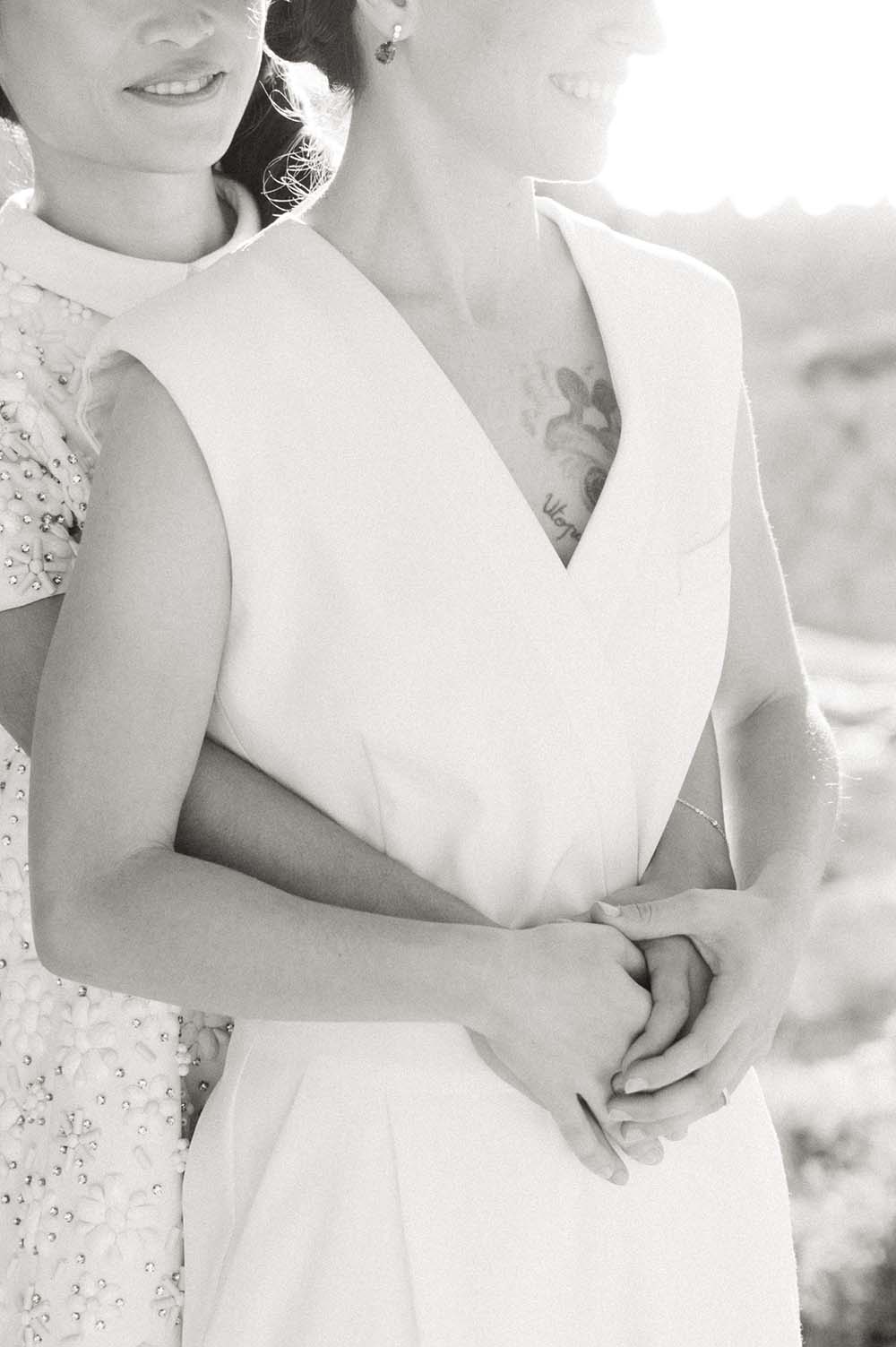 photo en noir et blanc de deux femmes qui se prennent dans les bras