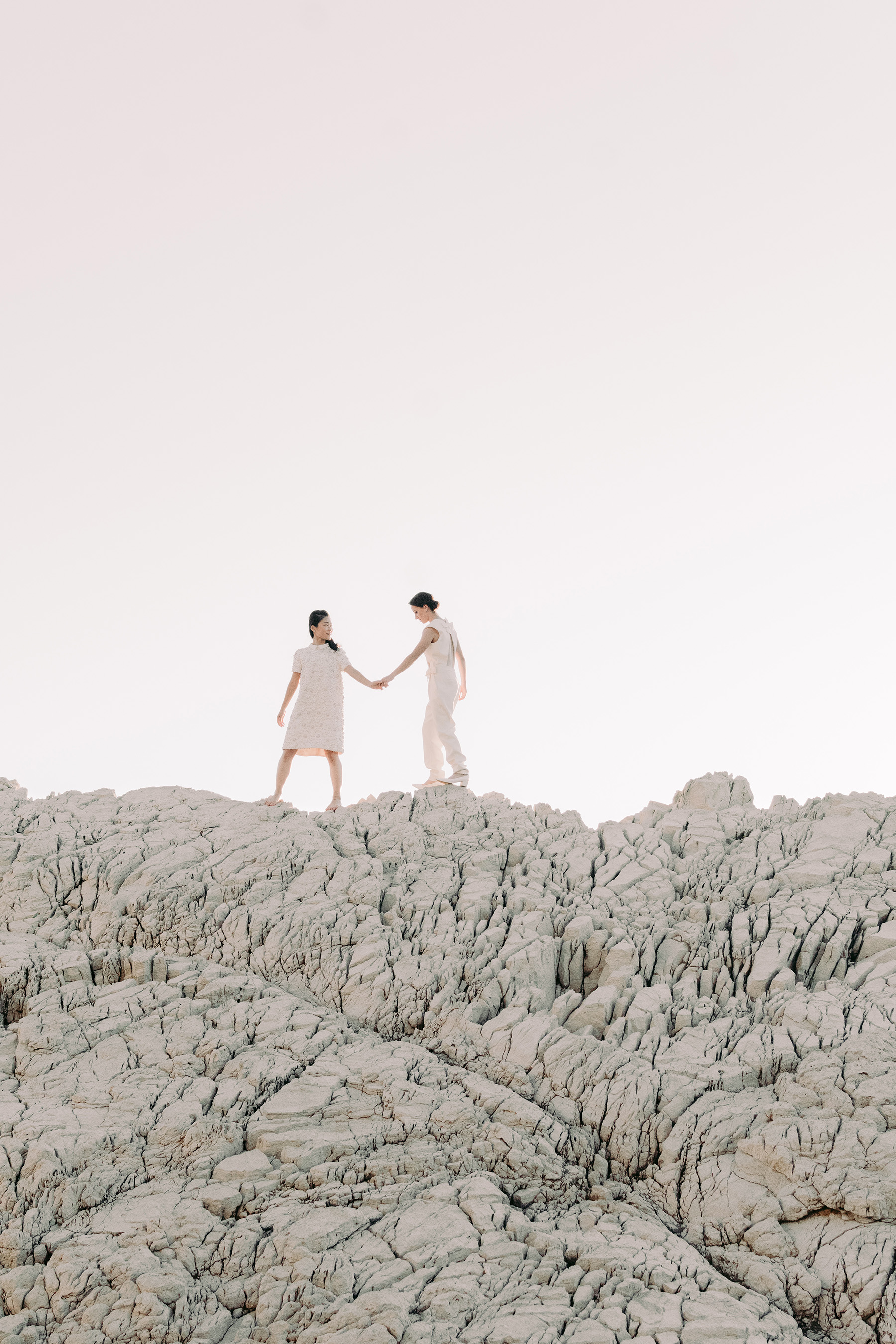 deux femmes marchent sur la roche d antibes