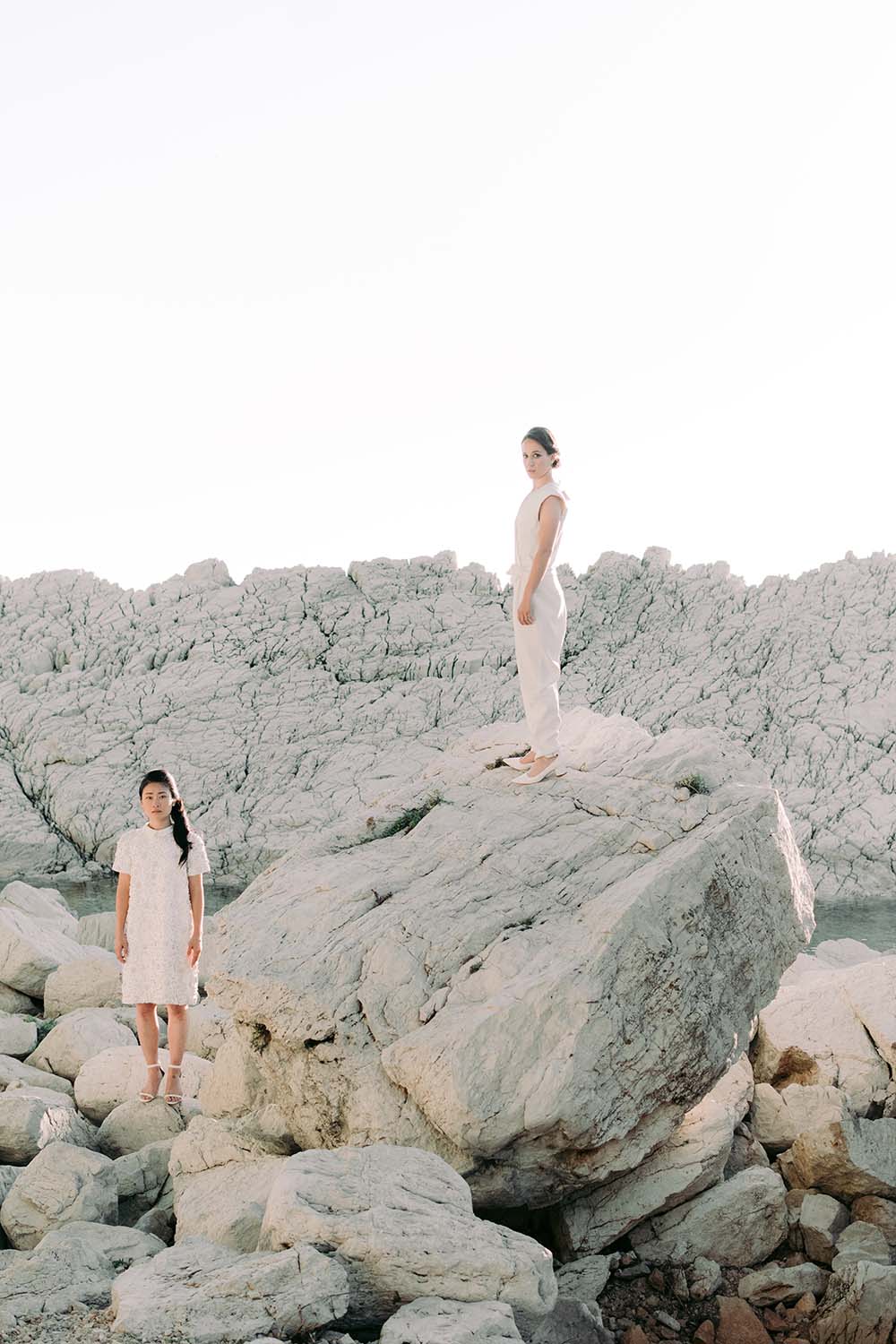 deux mariées debout sur la roche