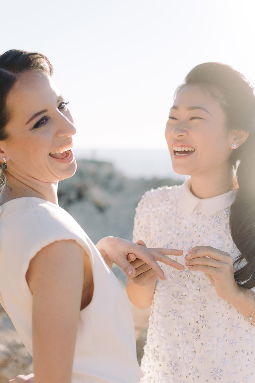 deux femmes rigolent durant leur cérémonie de mariage