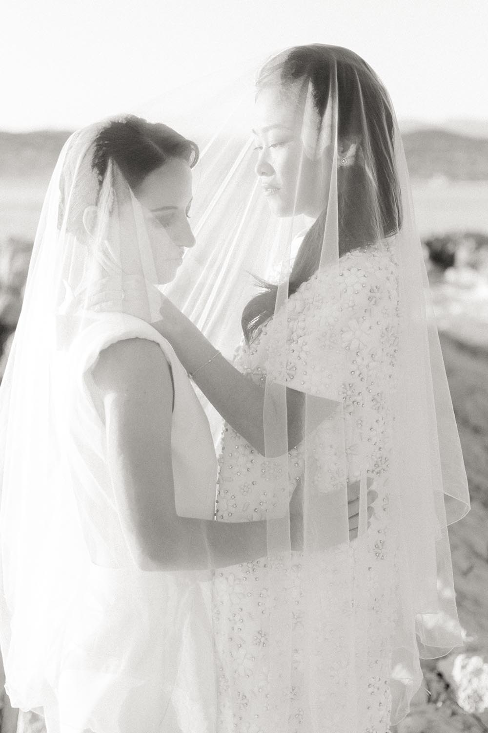 deux femme se marient sous un voile de robe de mariage