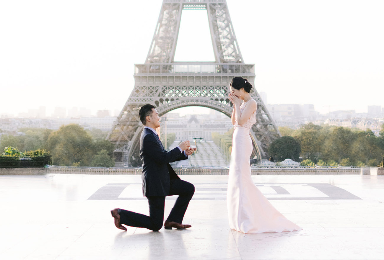 un homme demande sa femme en mariage sur le trocadero paris