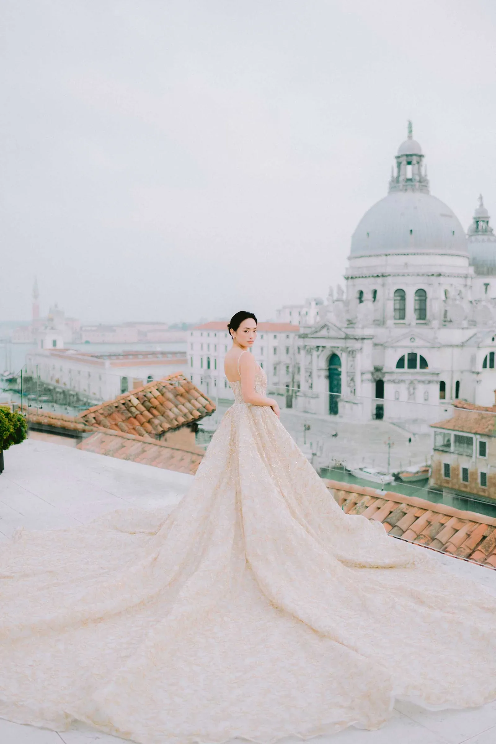 Portrait de mariée en robe Nicole Felicia avec vue sur Venise
