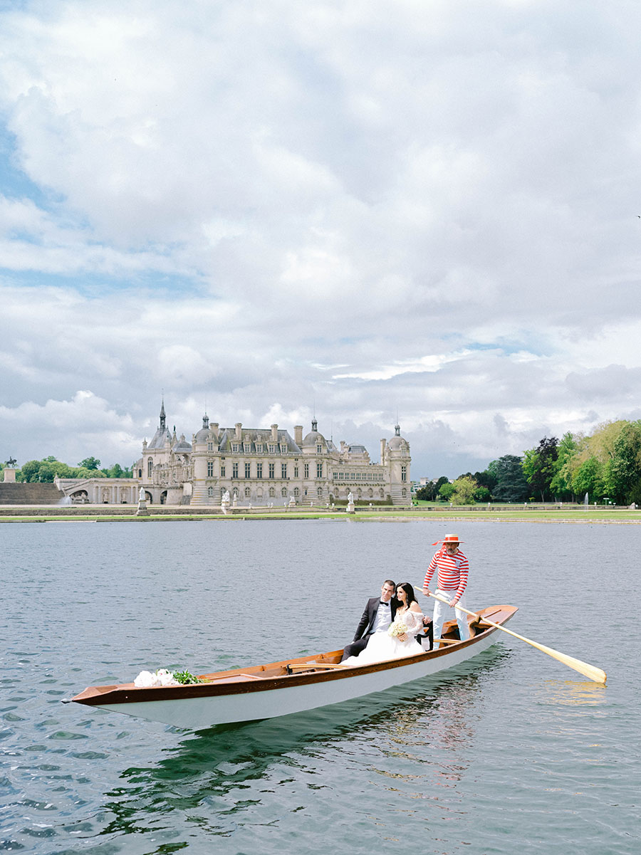 le couple fait du bateau sur le lac du chateau de chantilly