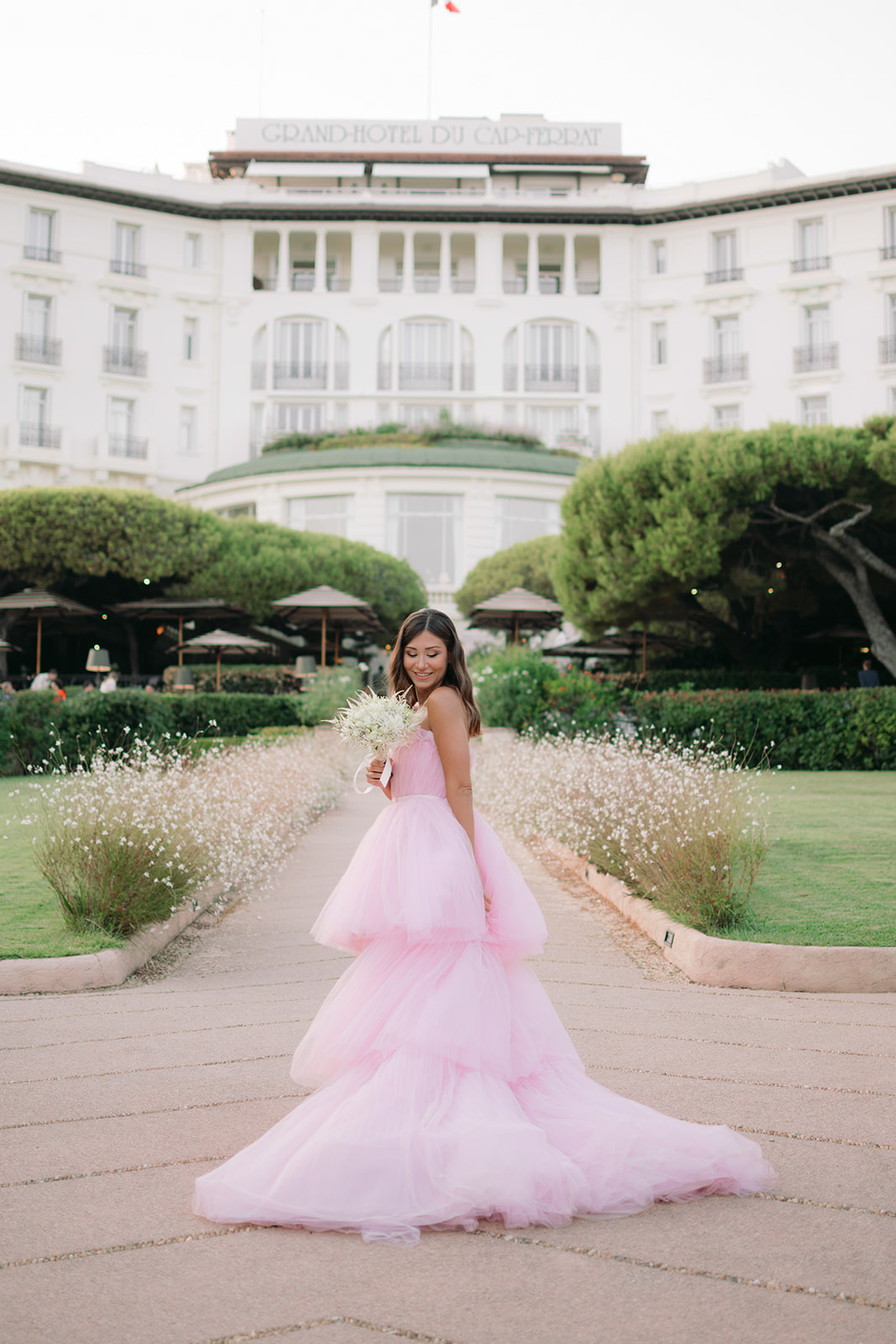 Editorial bride in front of the Four Seasons Grand-Hôtel du Cap-Ferrat