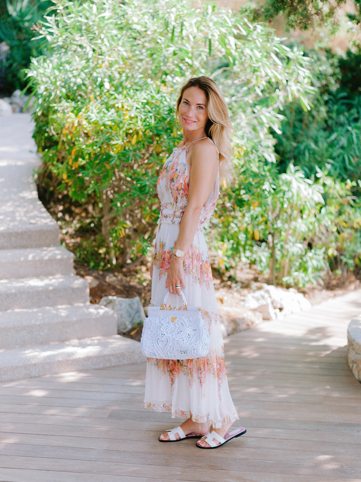 Wedding guest arriving for the relaxed farewell brunch at Club Dauphin in Saint-Jean-Cap-Ferrat