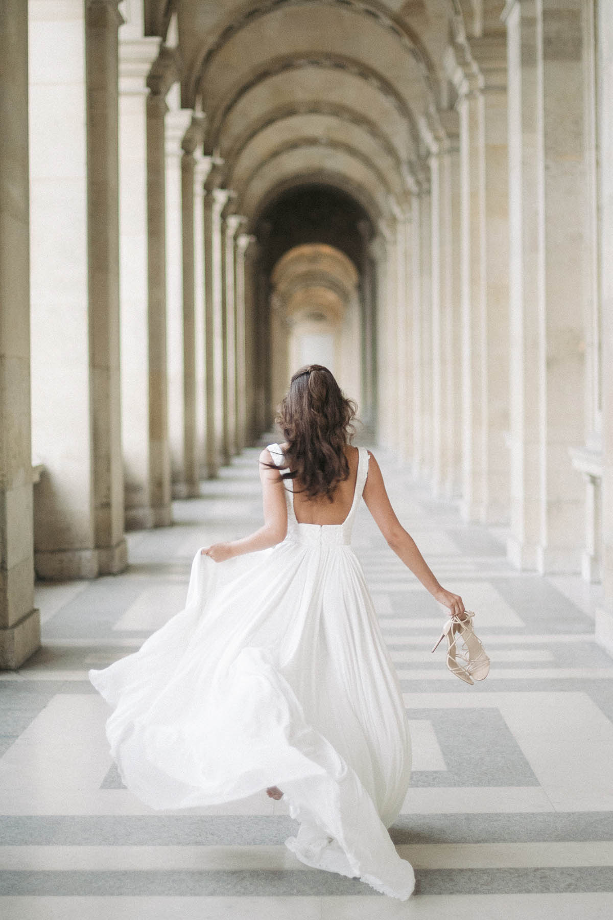 UNE MARI2E COURT DANS LE LOUVRE