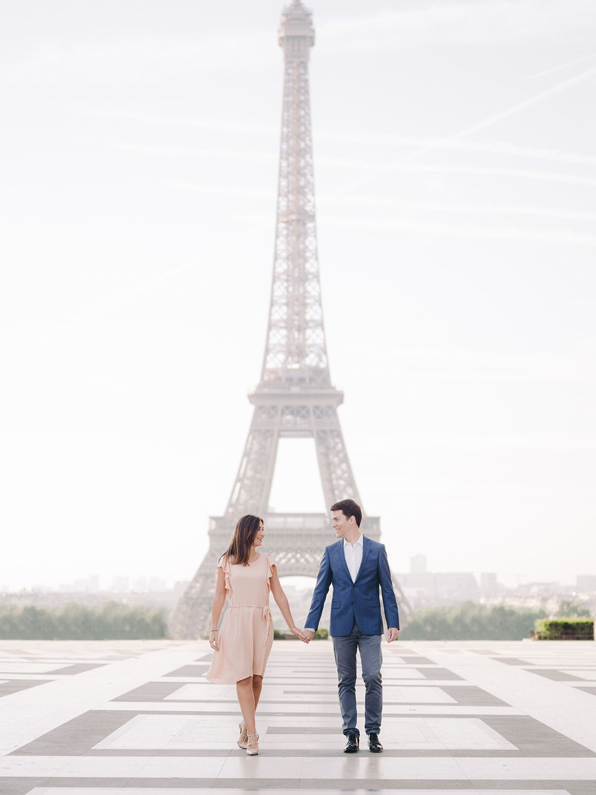 deux mariés marchent sur le pont de bir hakeim