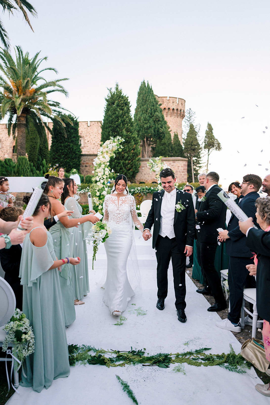 Un couple pose bras dans les bras