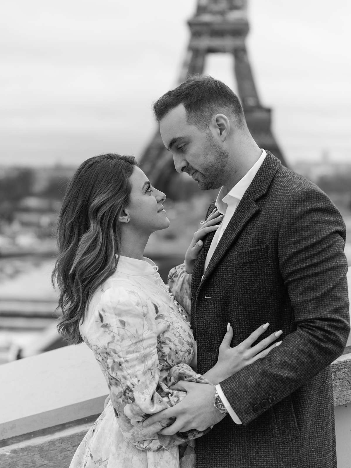 Black-and-white couple portrait with the Eiffel Tower in Paris