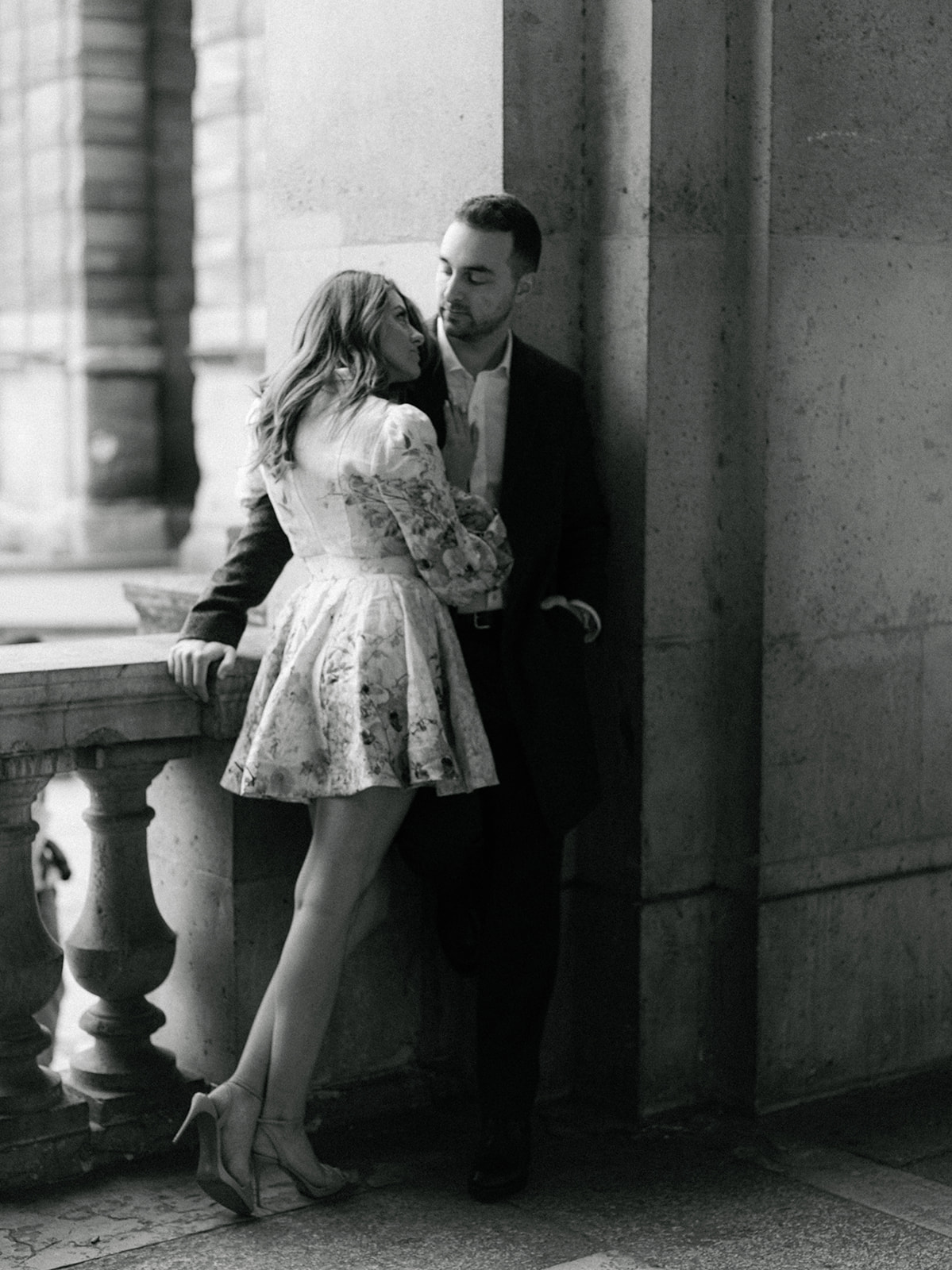 Intimate black-and-white couple photograph at the Louvre in Paris