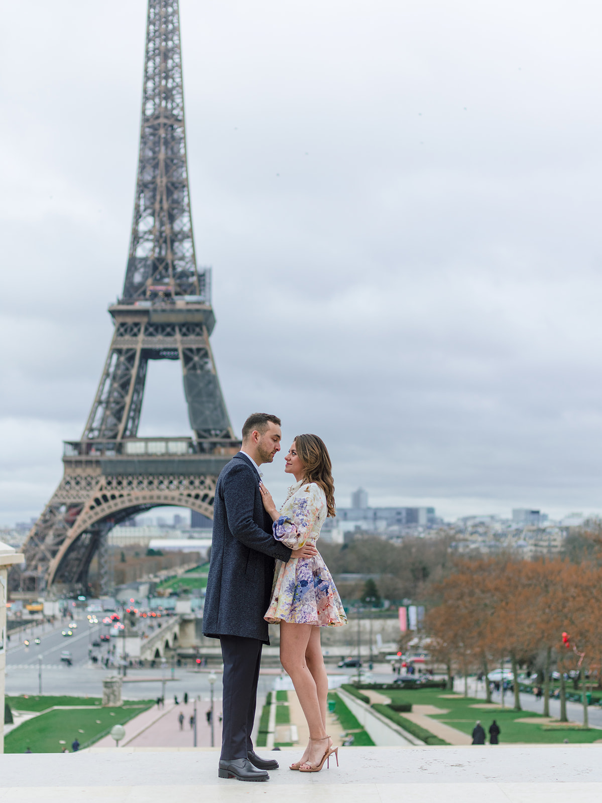Couple standing above the Trocadéro gardens during their Eiffel Tower photoshoot