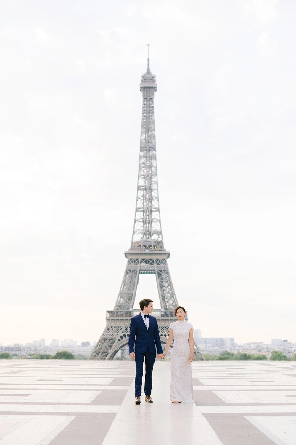 Couple photographed at Trocadéro with the Eiffel Tower in the background