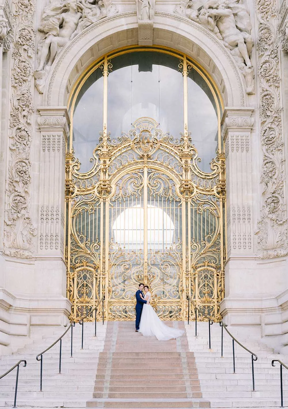 Couple posing in front of the golden gate at Petit Palais in Paris