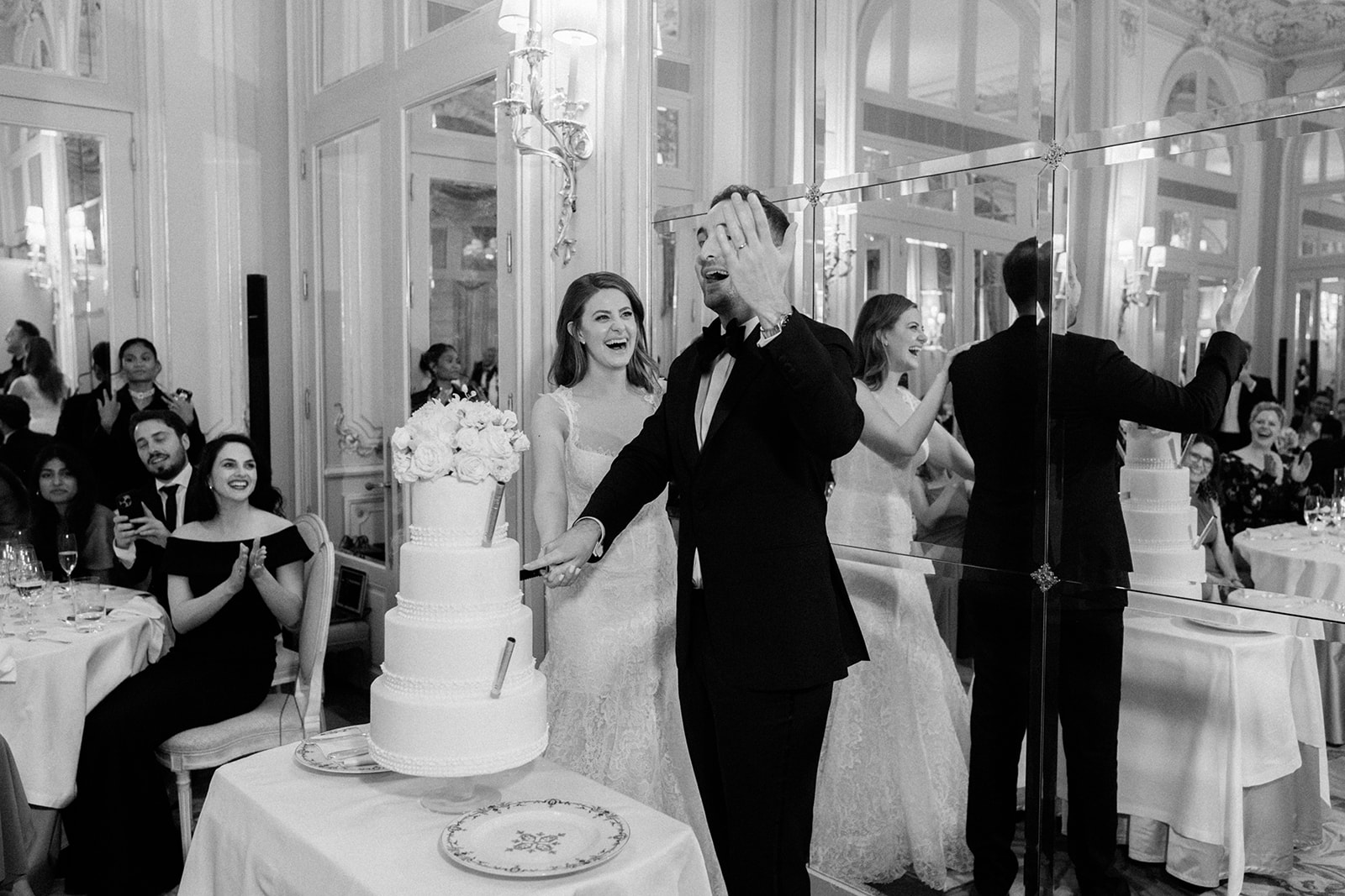 Mari&eacute;s d&eacute;coupant leur g&acirc;teau pendant la r&eacute;ception au Ritz Paris
