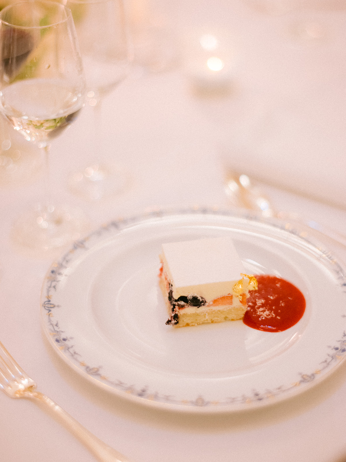 Dessert gastronomique servi pendant le d&icirc;ner de mariage au Ritz Paris