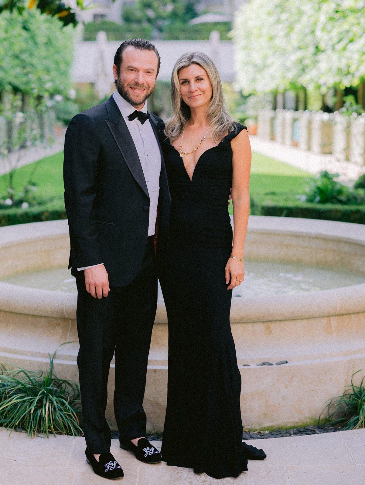 Invit&eacute;s en tenue de soir&eacute;e photographi&eacute;s pr&egrave;s de la fontaine du Ritz Paris