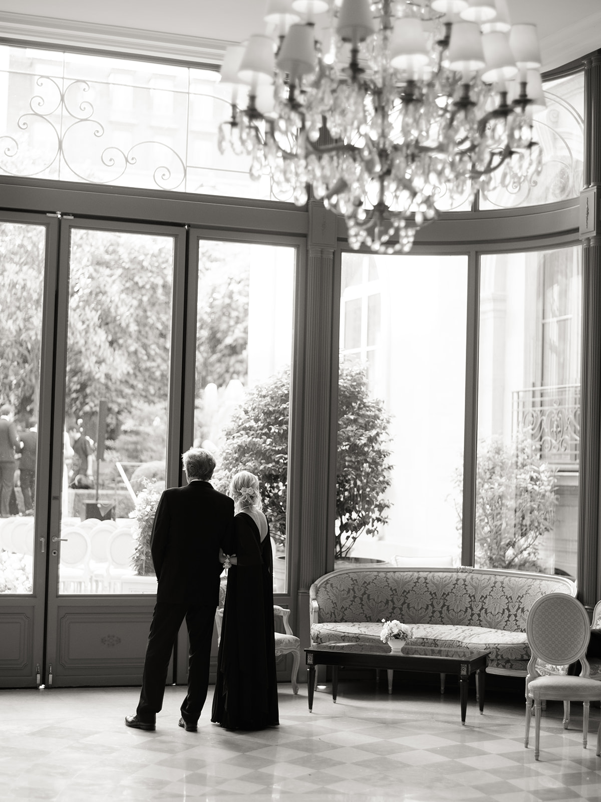 Parents observant la c&eacute;r&eacute;monie depuis un salon du Ritz Paris
