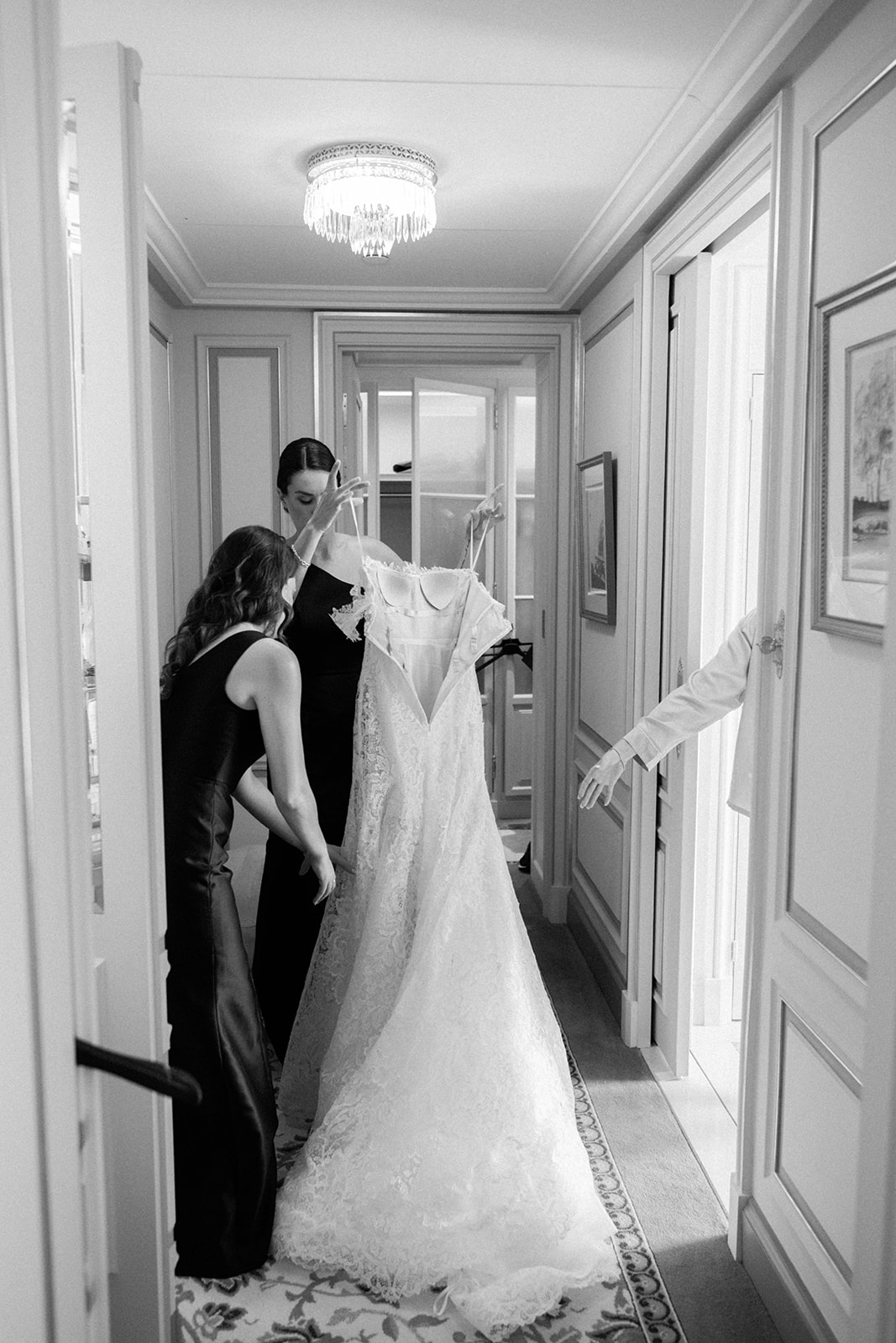 Robe de mari&eacute;e en dentelle pr&eacute;par&eacute;e dans une suite du Ritz Paris