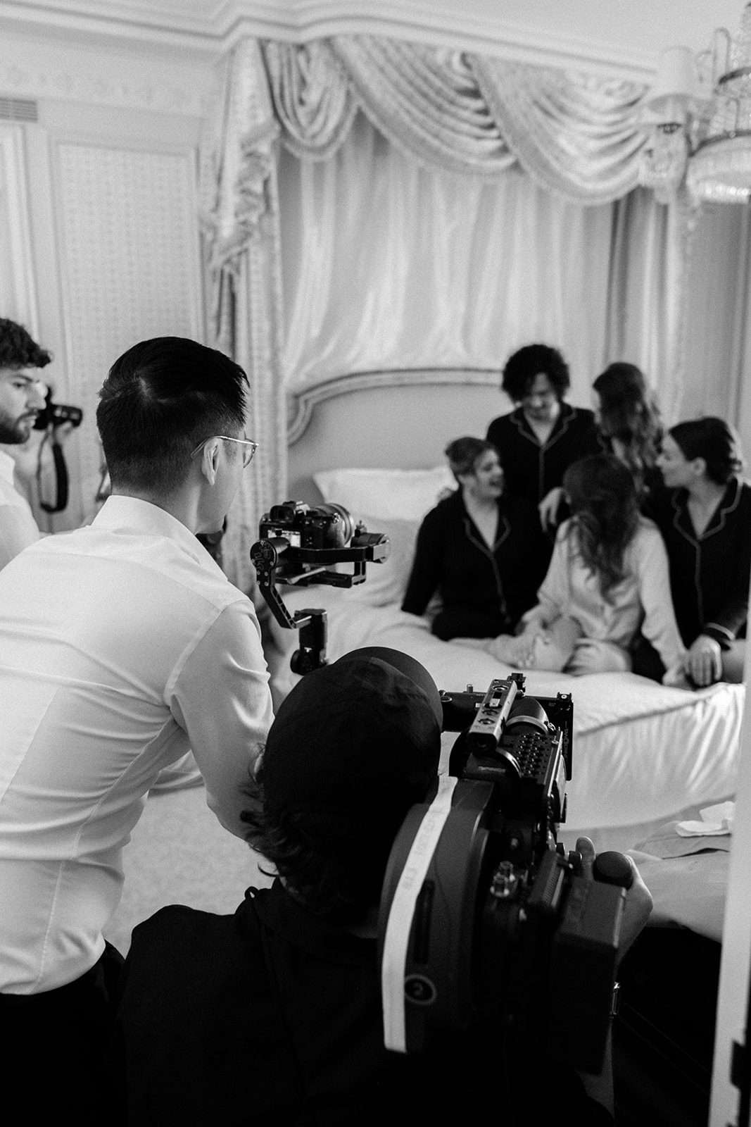 &Eacute;quipe vid&eacute;o filmant les pr&eacute;paratifs de la mari&eacute;e dans une suite du Ritz Paris