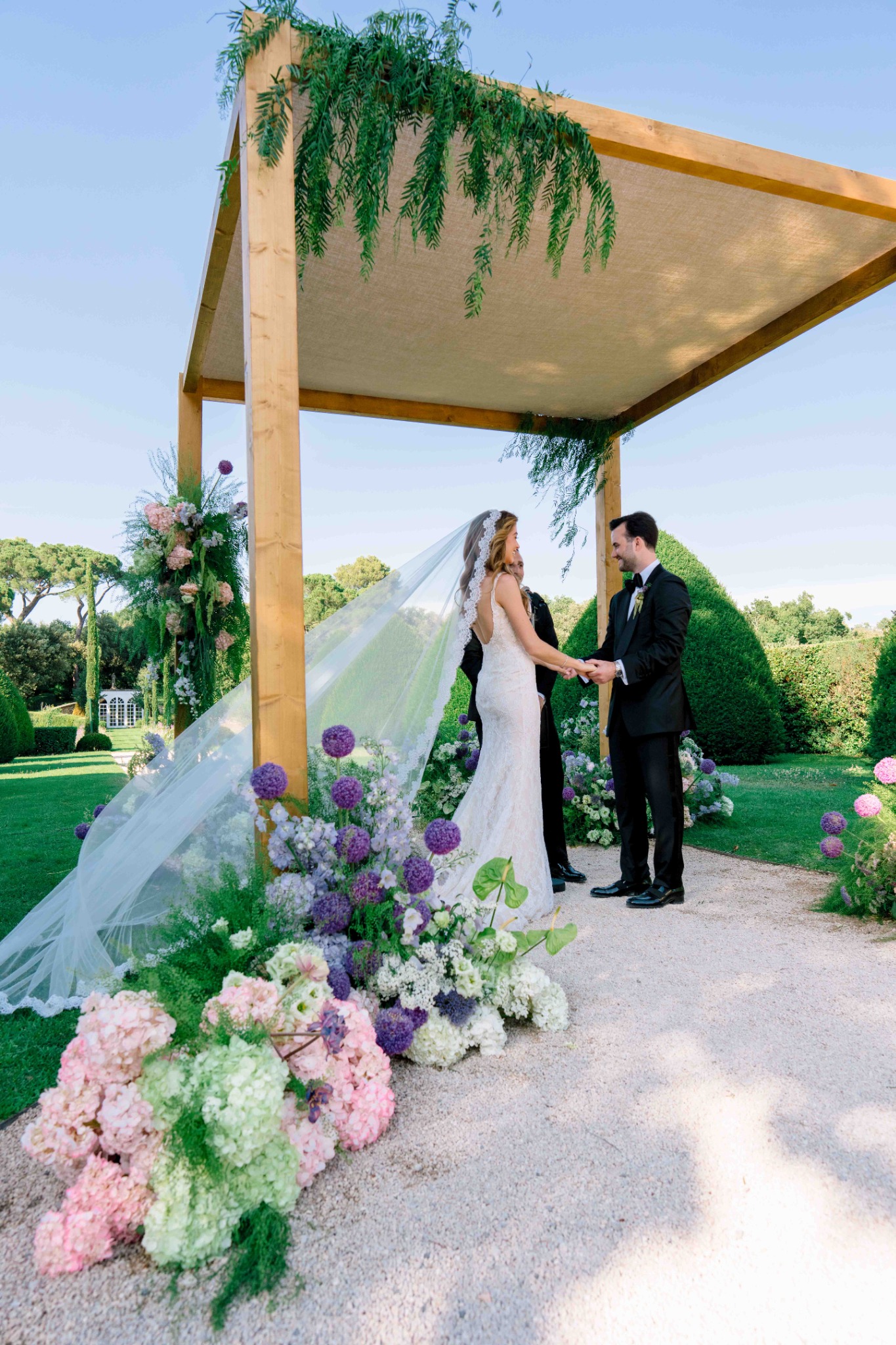 Outdoor wedding ceremony at a Provence château
