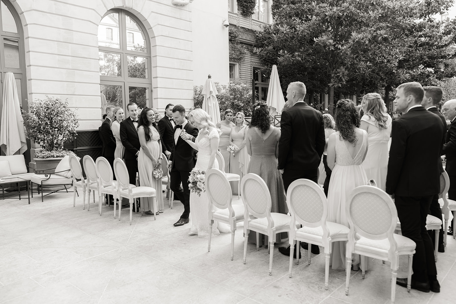 Mariée dans le grand escalier du Ritz Paris lors de son mariage Place Vendôme