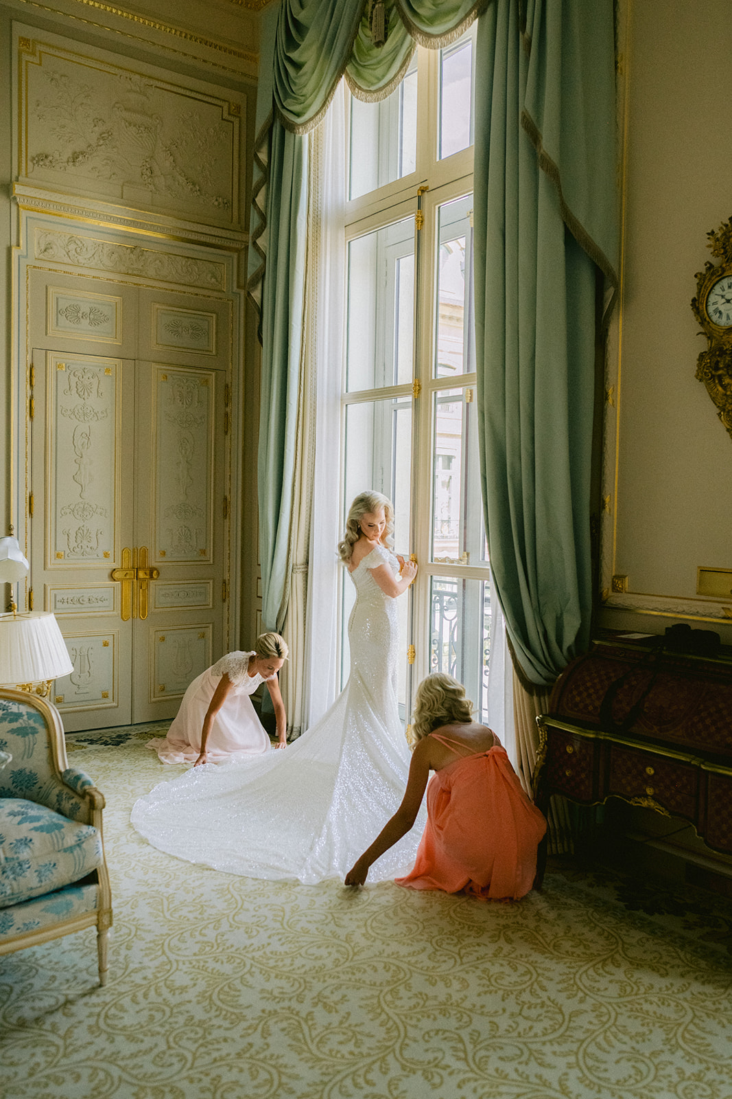 Portrait de la mariée dans la lumière naturelle d’une suite du Ritz Paris