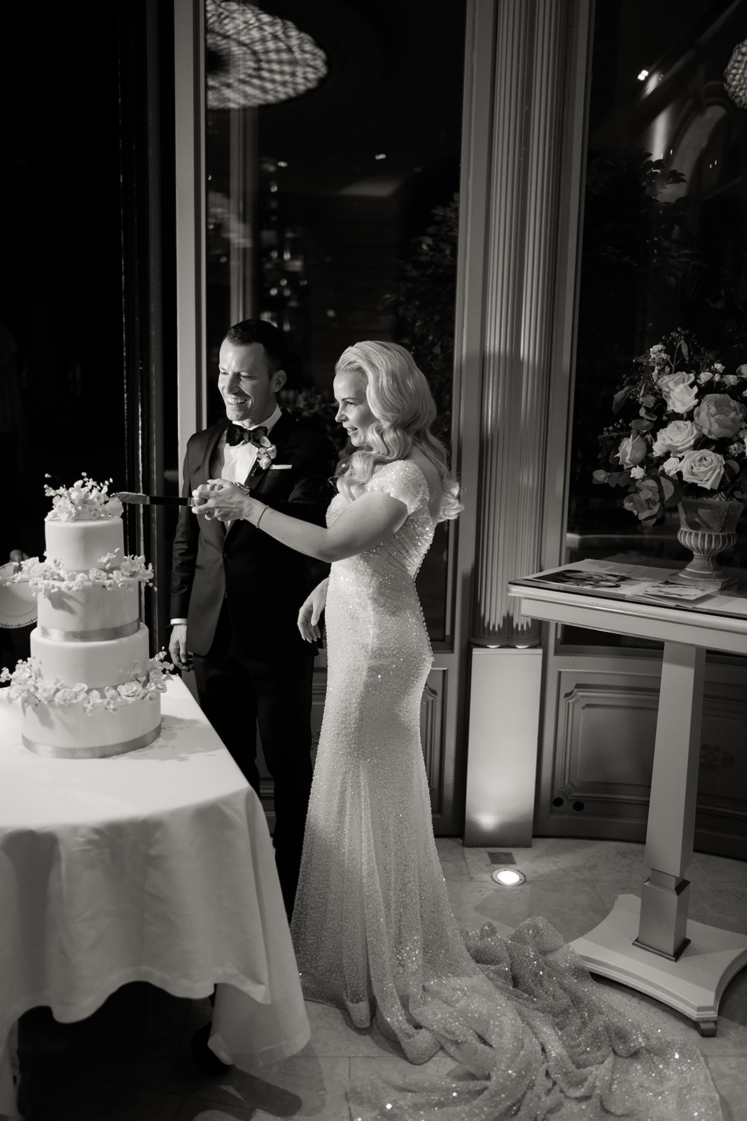 Découpe du gâteau lors d’une réception de mariage au Ritz Paris