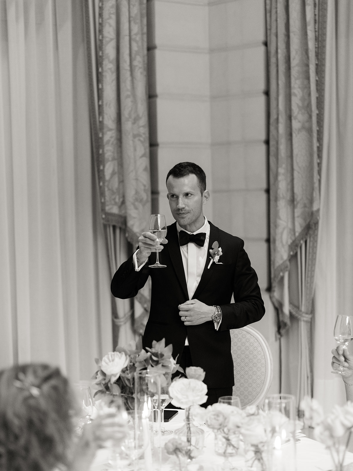 Marié levant son verre pendant son discours au Ritz Paris