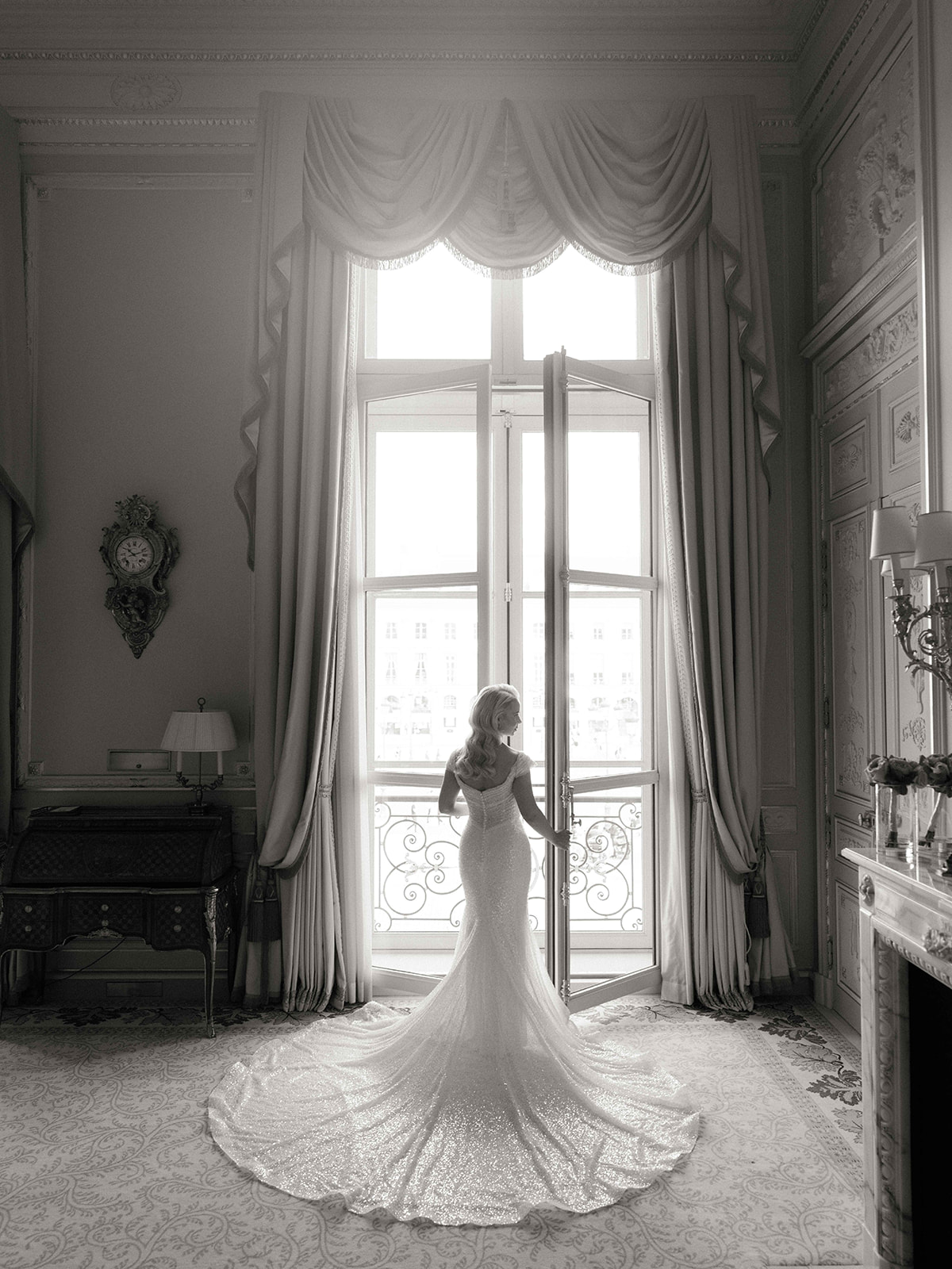 Portrait éditorial de la mariée près d’une grande fenêtre du Ritz Paris