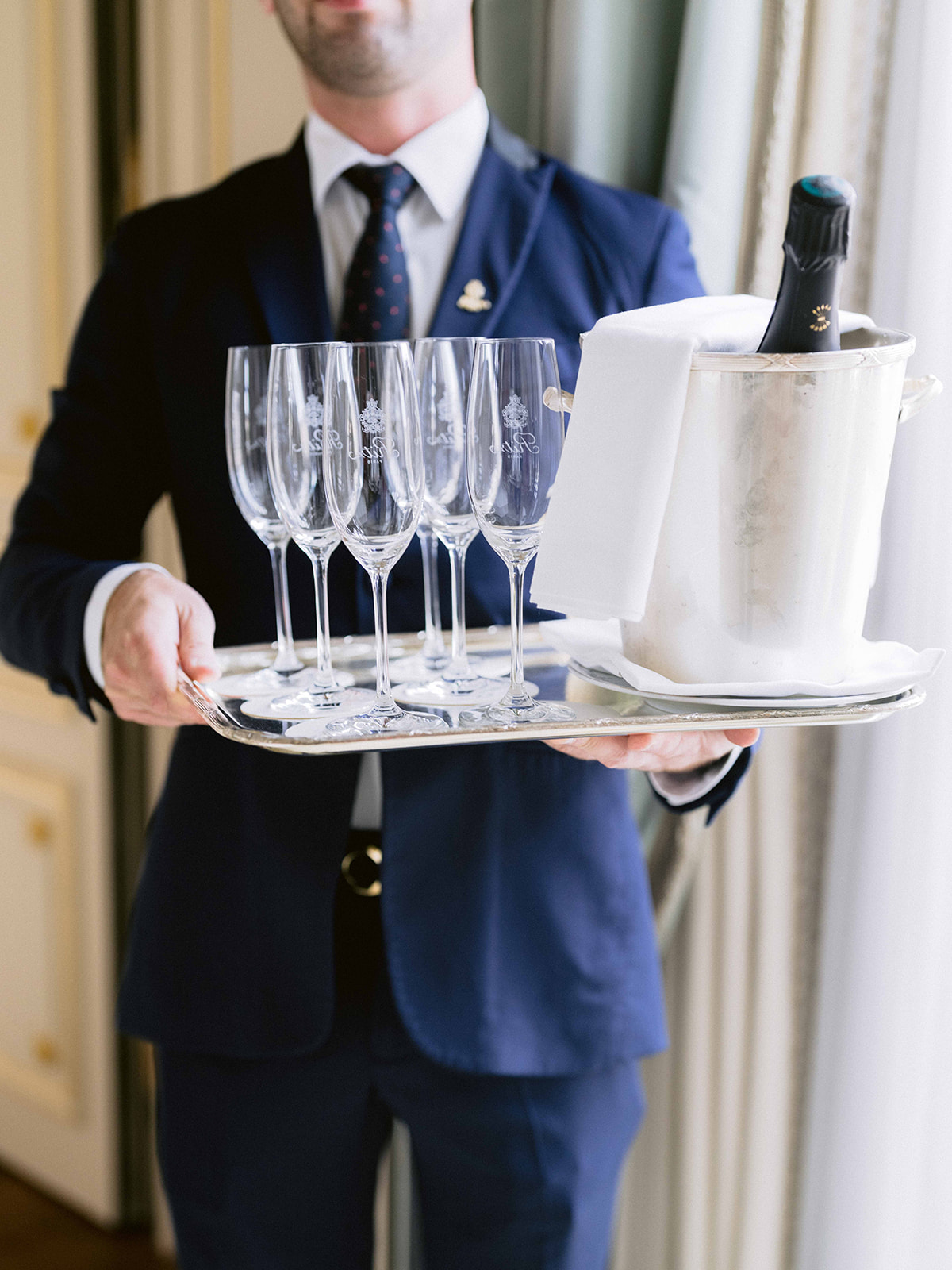 Service du champagne lors d’un mariage élégant au Ritz Paris