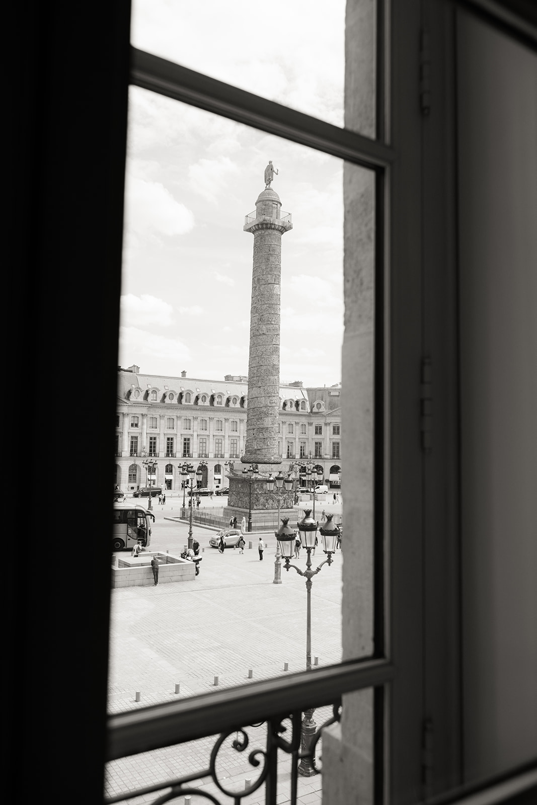 Vue sur la place Vendôme depuis le Ritz Paris le matin du mariage