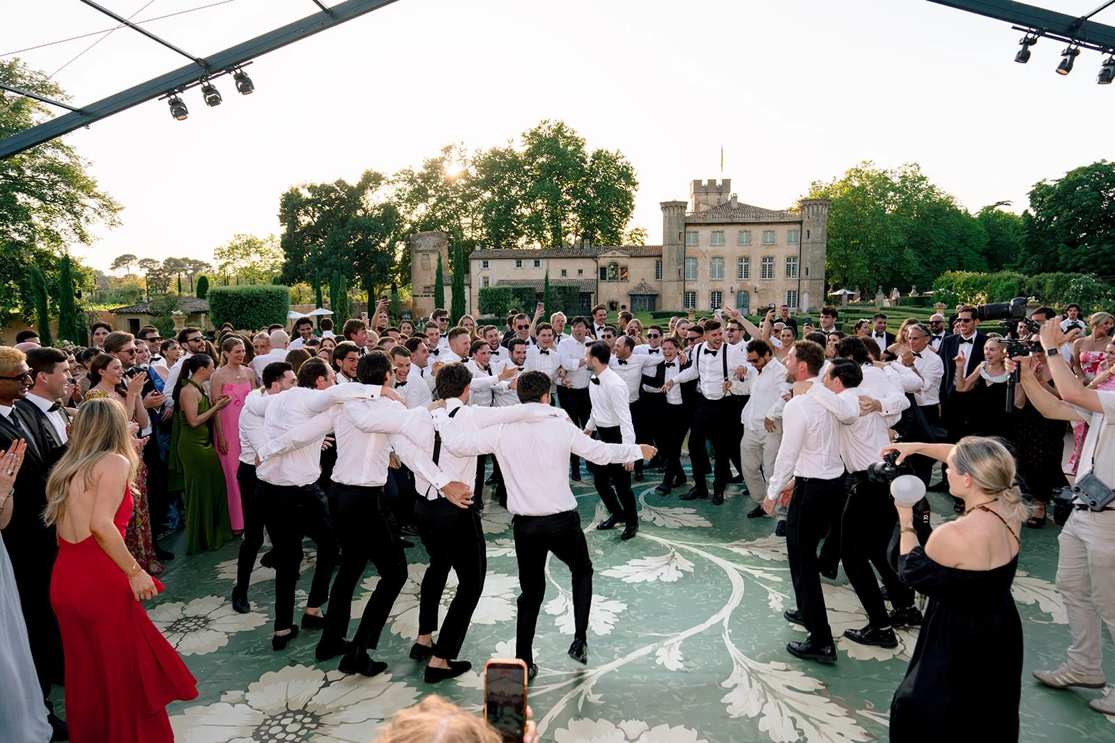 Jeunes mariés marchant vers le dîner en plein air