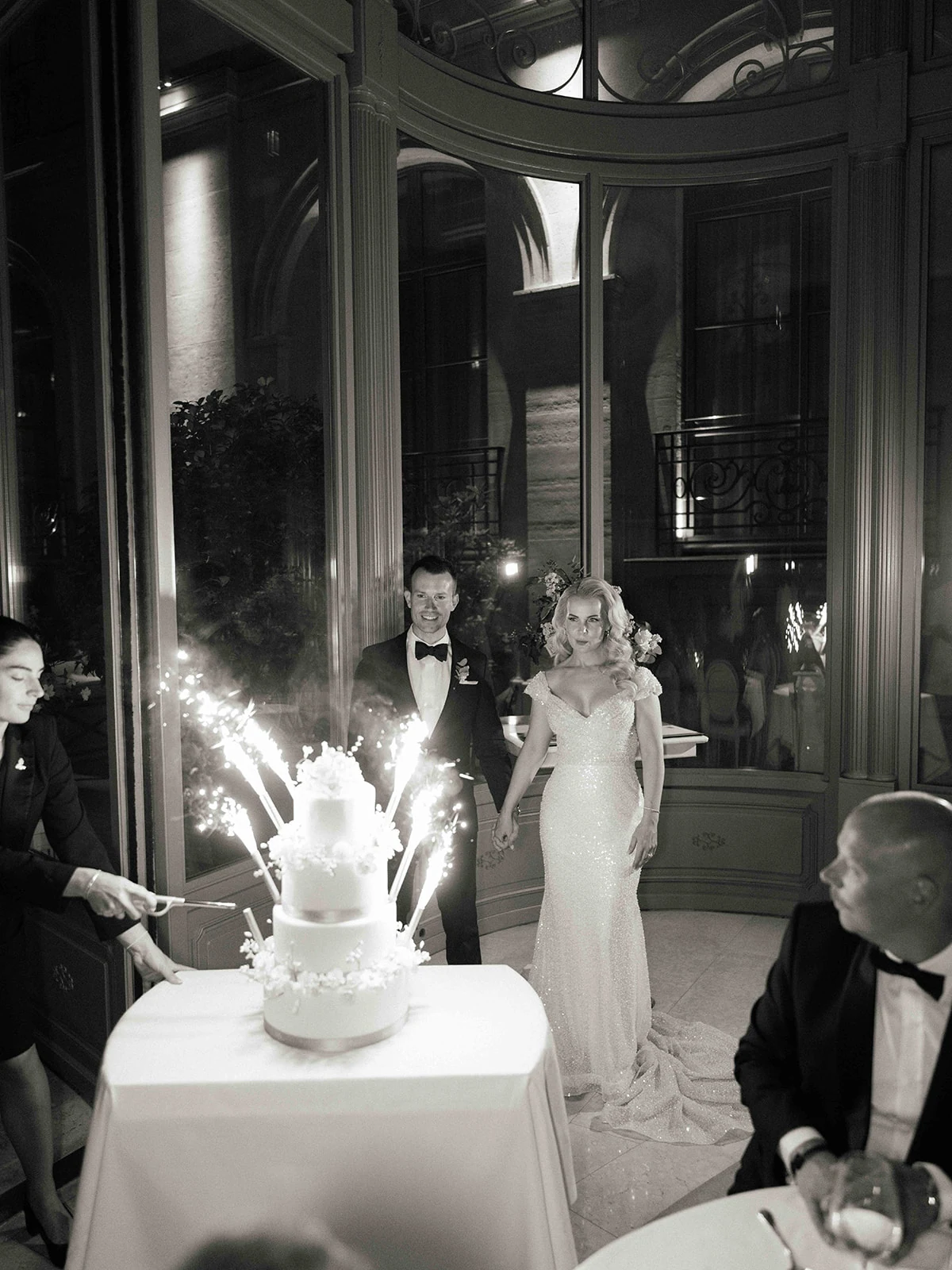 Arrivée de la pièce montée avec fontaines lumineuses au Ritz Paris en noir et blanc