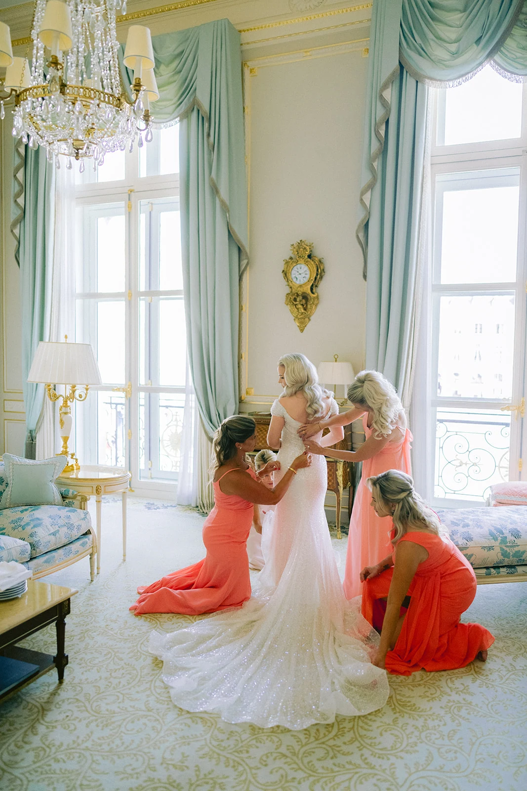 Habillage de la mariée avec ses demoiselles d’honneur dans une suite du Ritz Paris