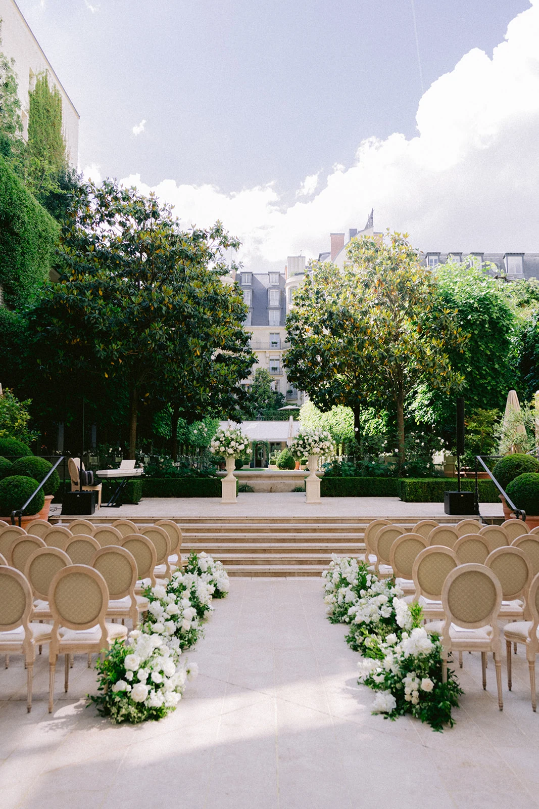 Décoration florale blanche d’une cérémonie de mariage dans le jardin du Ritz Paris