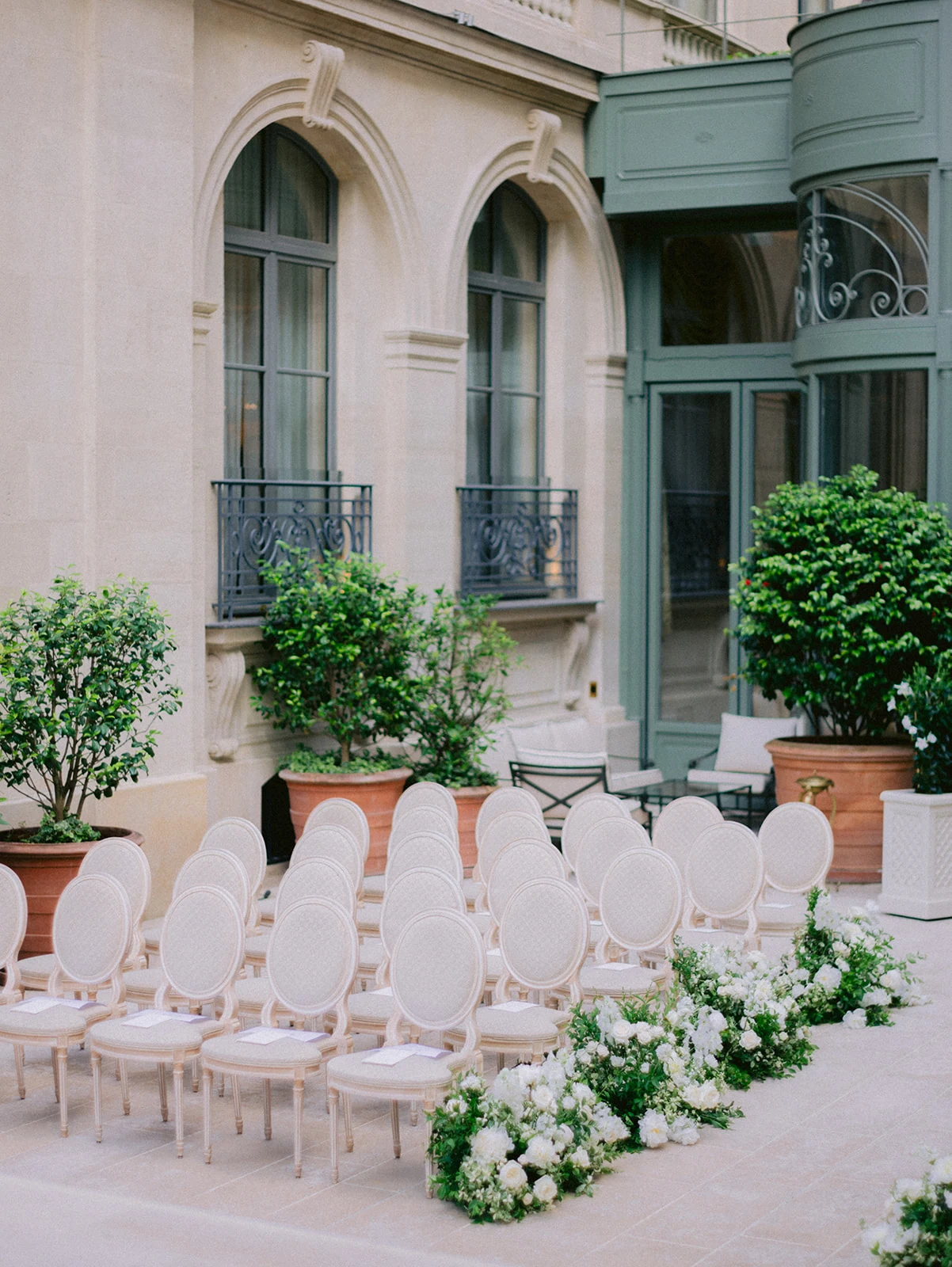 Chaises et compositions florales pour une cérémonie de mariage au Ritz Paris
