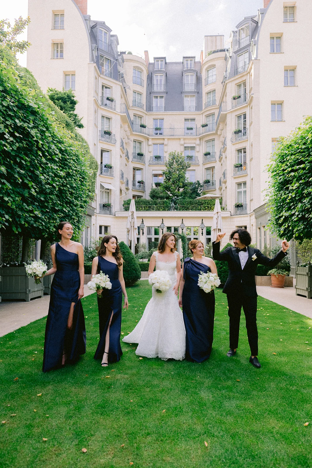 Mariée et cortège marchant dans le jardin du Ritz Paris