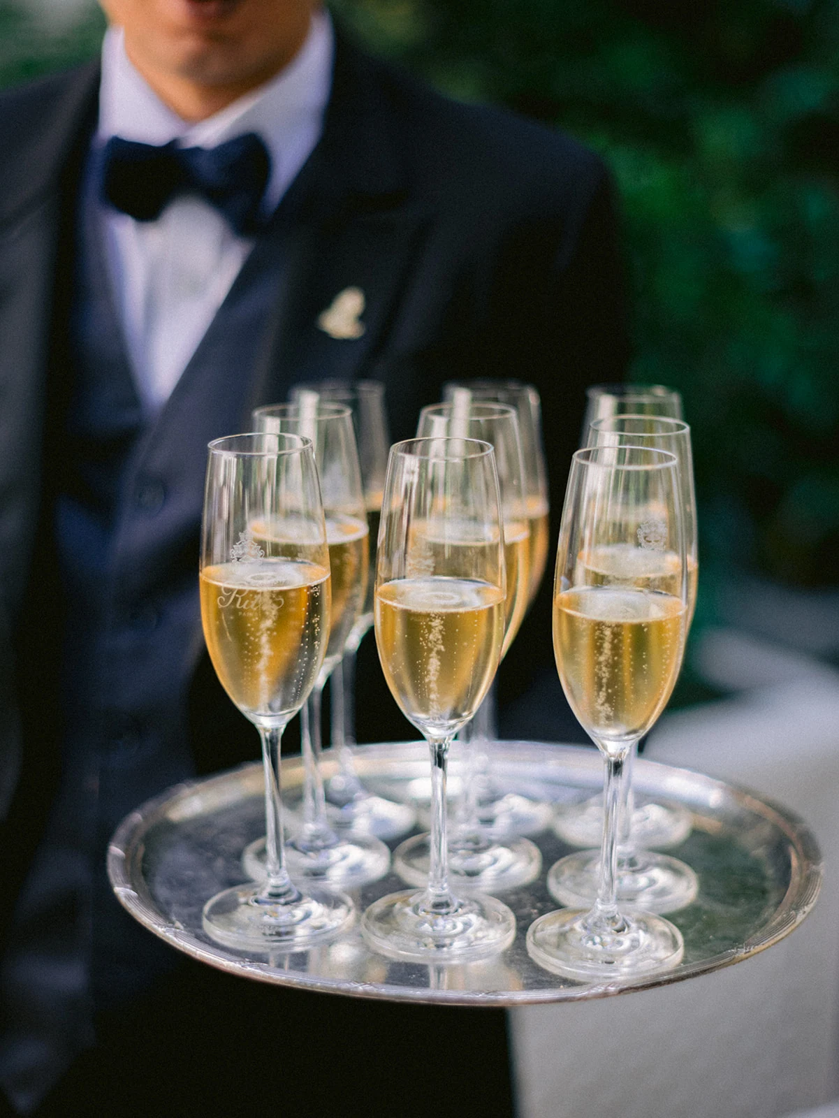 Service de champagne pendant le cocktail de mariage au Ritz Paris